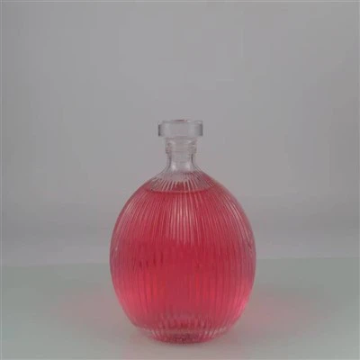 bouteille en verre de taille médiane mignonne de gin japonais de 500ml 420g avec des courbes sur la surface